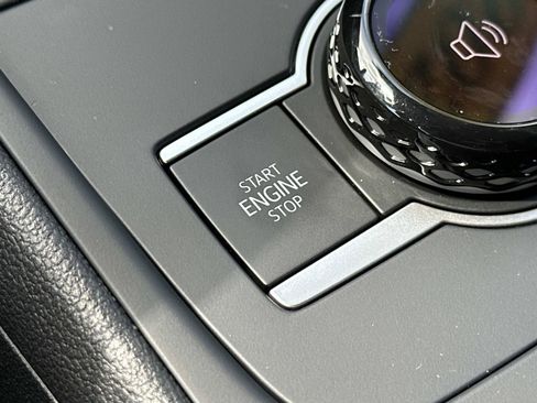 Used 2025 Volkswagen Tiguan SE AWD/4WD image 26