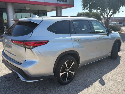 Used 2022 Toyota Highlander XSE FWD image 3