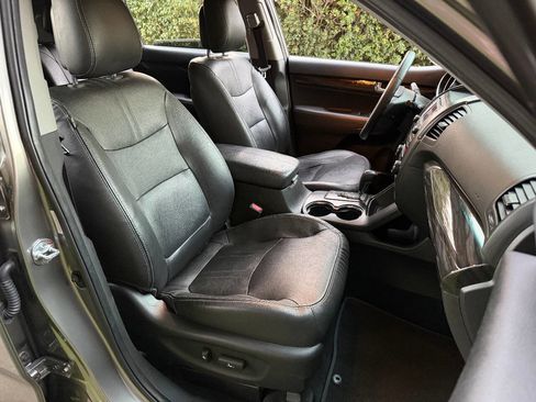 Used 2013 Kia Sorento EX w/ EX V6 Premium Pkg image 28