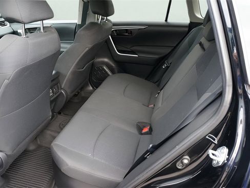 Used 2021 Toyota RAV4 LE image 11