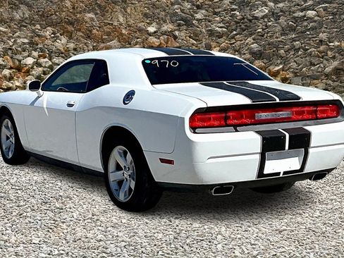Used 2013 Dodge Challenger SXT image 9