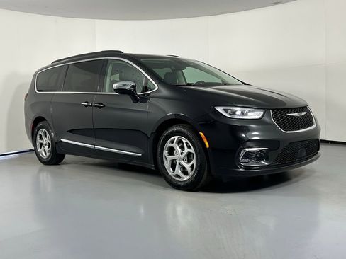 Used 2023 Chrysler Pacifica Limited image 1