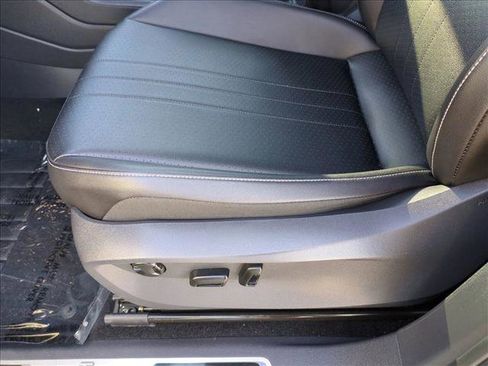 Used 2022 Volkswagen Tiguan SE R-Line image 15