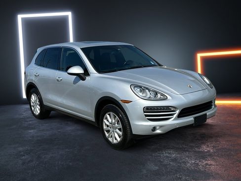 Used 2014 Porsche Cayenne w/ Comfort Lighting Package image 8