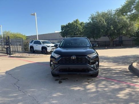 Used 2020 Toyota RAV4 XLE Premium FWD image 2
