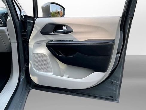 Used 2022 Chrysler Pacifica Touring-L FWD image 24
