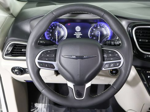 Used 2023 Chrysler Pacifica Touring-L FWD image 41