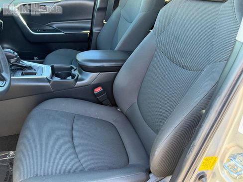 Used 2021 Toyota RAV4 LE w/ Carpet Mat Package (TMS) image 20