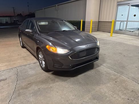 Used 2020 Ford Fusion SE image 2