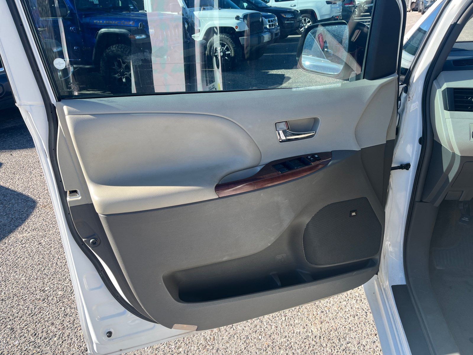 Used 2014 Toyota Sienna XLE w/ XLE Premium Package FWD image 13