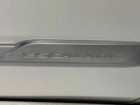 Used 2019 Cadillac Escalade Luxury AWD/4WD image 11