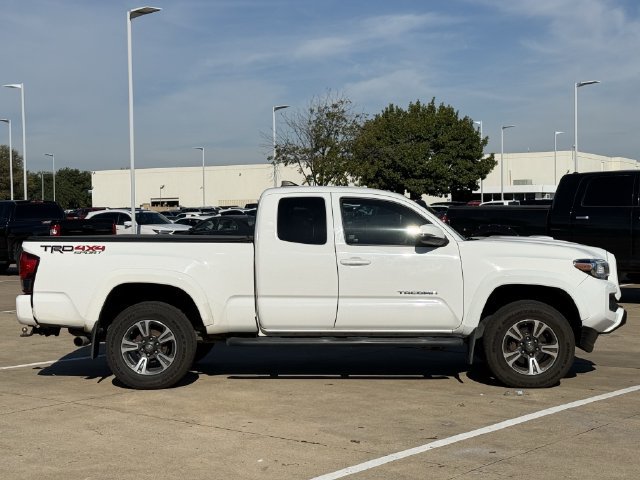 Used 2018 Toyota Tacoma TRD Sport AWD/4WD image 3