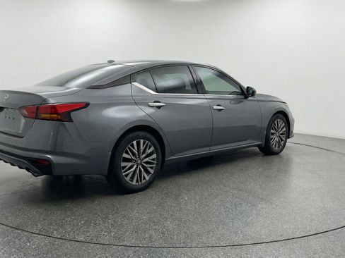 Used 2025 Nissan Altima 2.5 SV image 9