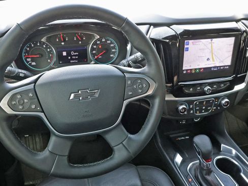 Used 2023 Chevrolet Traverse RS FWD image 18