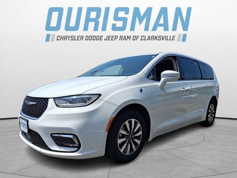 Used 2022 Chrysler Pacifica Touring-L FWD image 3