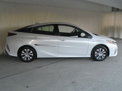 Certified 2022 Toyota Prius Prime LE image 4