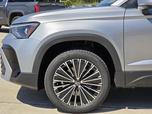 New 2025 Volkswagen Taos SE image 5