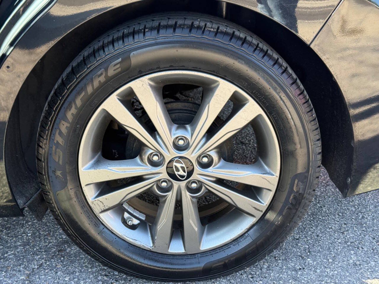 Used 2017 Hyundai Elantra SE FWD image 22