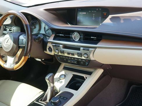 Used 2016 Lexus ES 300h w/ Premium Package w/Wood Trim FWD image 25