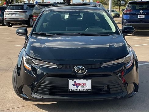 Used 2025 Toyota Corolla LE FWD image 2
