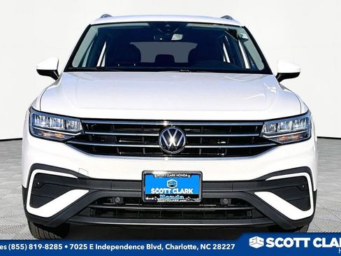 Used 2022 Volkswagen Tiguan SE image 2