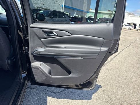 Used 2025 Chevrolet Traverse LT FWD image 11