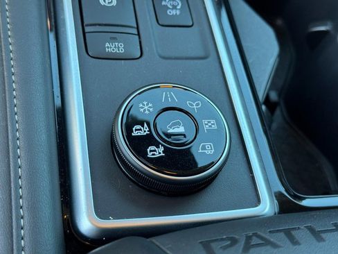 Used 2025 Nissan Pathfinder SL image 26