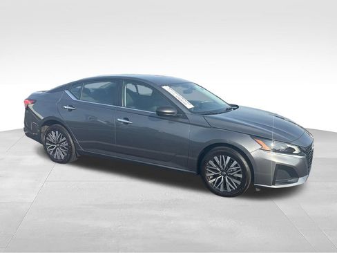 Used 2024 Nissan Altima 2.5 SV AWD/4WD image 7