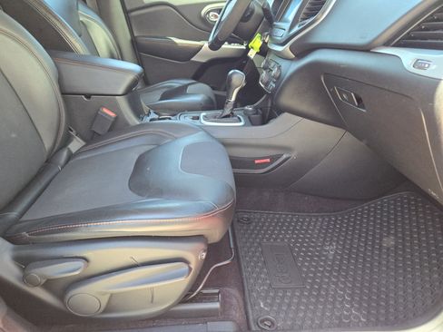 Used 2017 Jeep Cherokee Trailhawk image 16