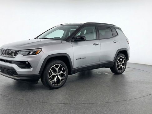 Used 2025 Jeep Compass Limited image 3