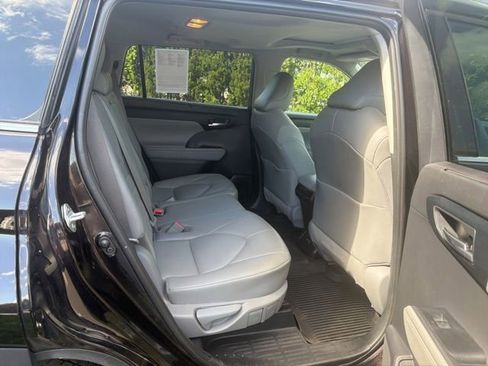 Used 2021 Toyota Highlander XLE AWD/4WD image 22