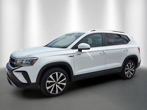 Used 2022 Volkswagen Taos SE FWD image 2