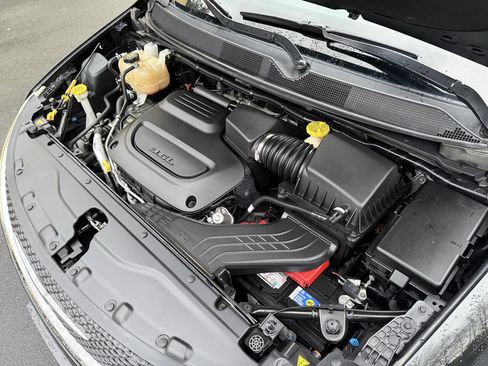 Used 2019 Chrysler Pacifica Limited image 36