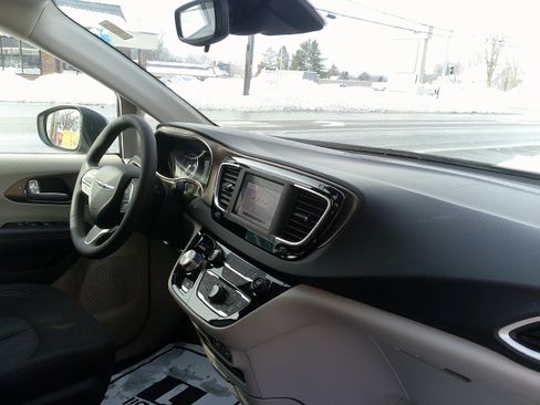 Used 2024 Chrysler Voyager LX image 22