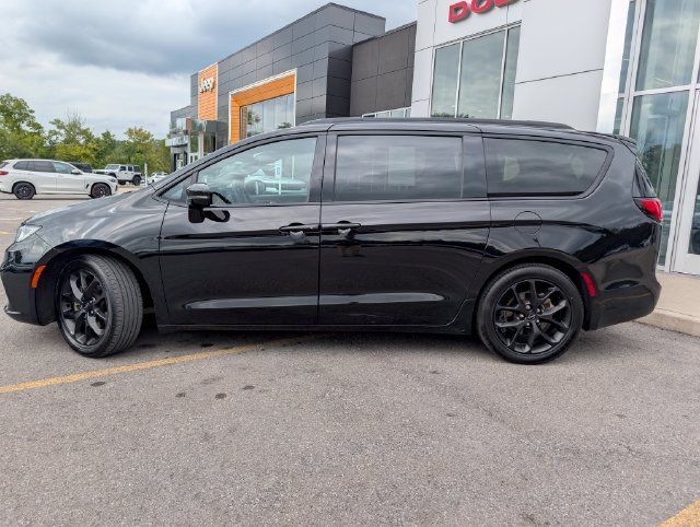 Used 2025 Chrysler Pacifica Limited FWD image 7