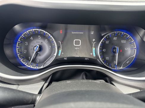 Used 2023 Chrysler Pacifica Touring-L AWD/4WD image 16