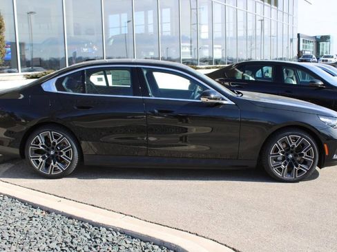 Used 2024 BMW i5 eDrive40i w/ Premium Package image 2