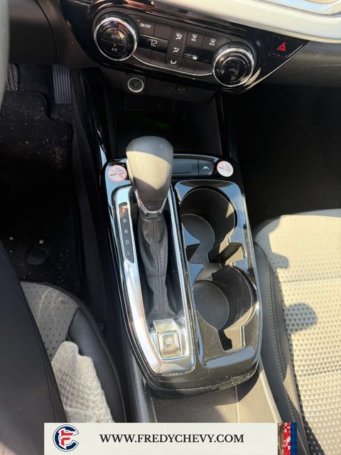 Used 2025 Chevrolet Trax LT FWD image 39