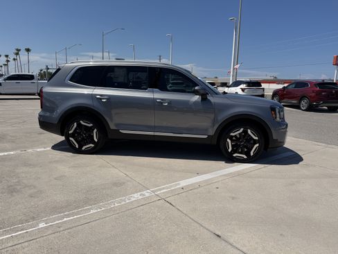 Certified 2025 Kia Telluride S FWD image 3
