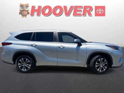 Used 2023 Toyota Highlander XLE FWD image 2