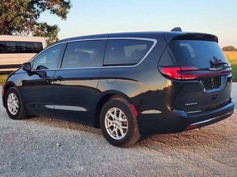 Used 2023 Chrysler Pacifica Touring-L FWD image 5