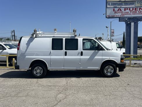 Used 2018 Chevrolet Express 2500 w/ Driver Convenience Package RWD image 2