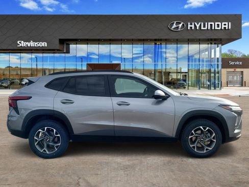 Used 2024 Chevrolet Trax LT w/ Driver Confidence Package image 4