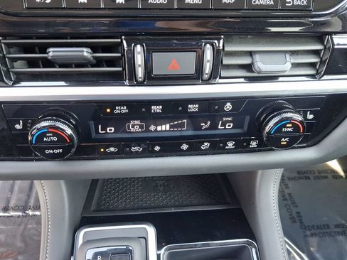 Used 2025 Nissan Pathfinder SL AWD/4WD image 17