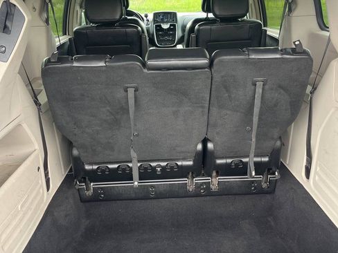 Used 2013 Chrysler Town & Country Touring FWD image 17