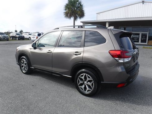 Used 2020 Subaru Forester Premium image 7