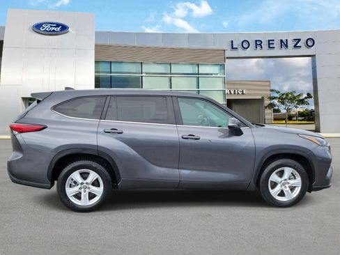 Used 2023 Toyota Highlander LE FWD image 4