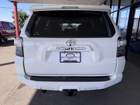 Used 2018 Toyota 4Runner SR5 AWD/4WD image 4