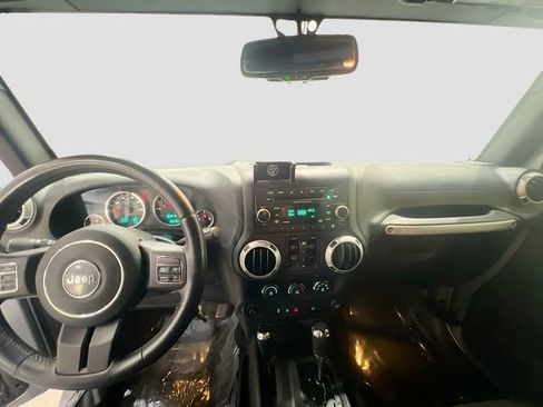Used 2016 Jeep Wrangler Unlimited Sahara w/ Connectivity Group AWD/4WD image 18