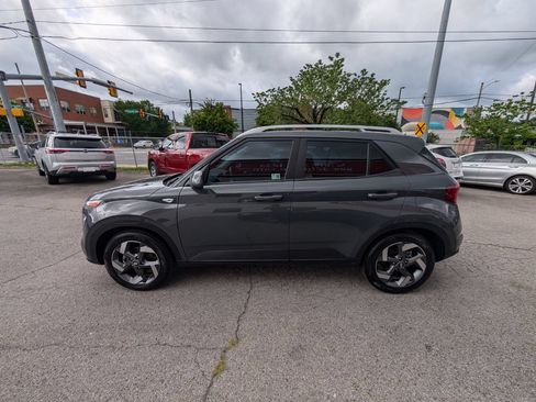 Used 2025 Hyundai Venue SEL FWD image 9